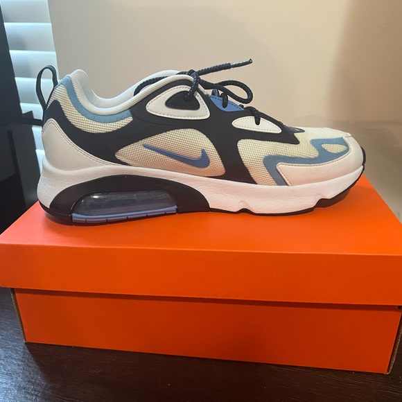 Nikes Shoes with box - Picture 2 of 5